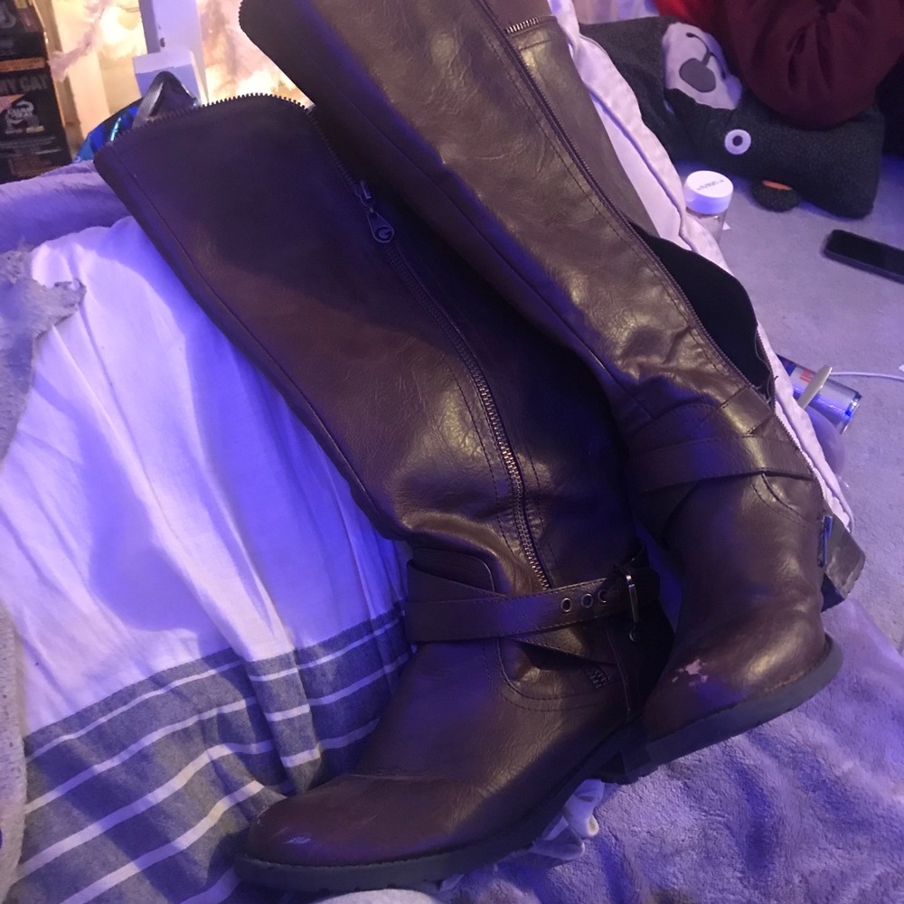 Boots - Picture 2 of 3